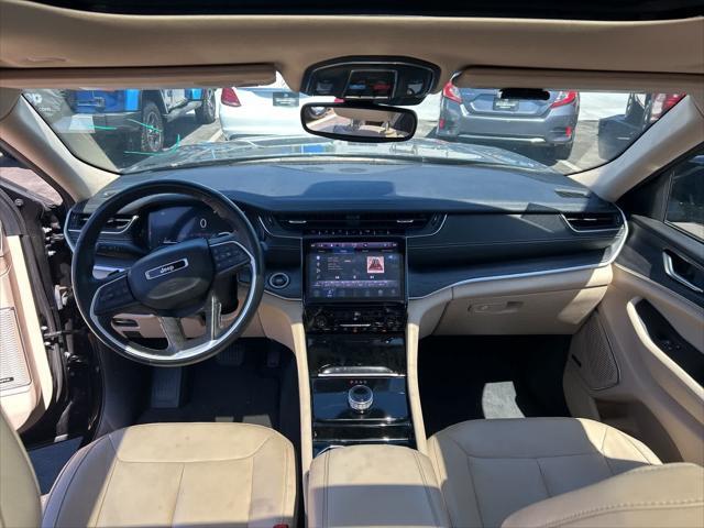 Photo of 2021 Diamond Black Crystal Pearlcoat Jeep Grand Cherokee L