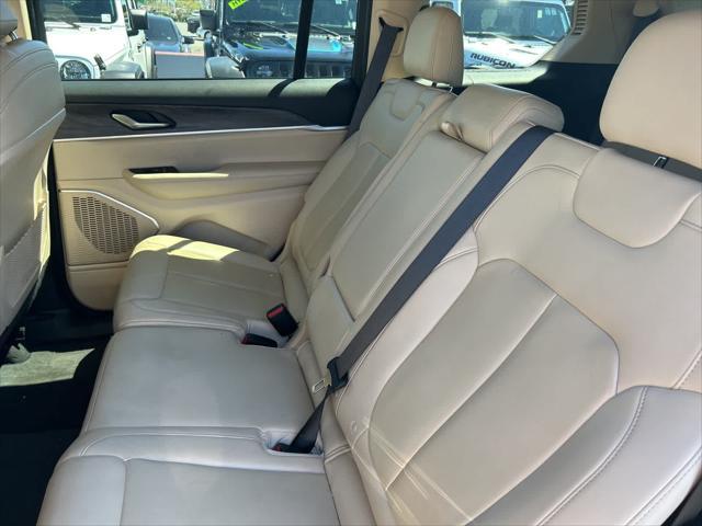 Photo of 2021 Diamond Black Crystal Pearlcoat Jeep Grand Cherokee L
