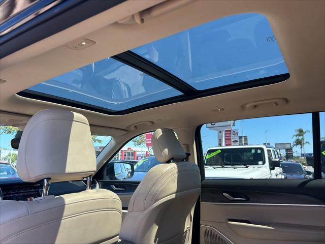 Photo of 2021 Diamond Black Crystal Pearlcoat Jeep Grand Cherokee L