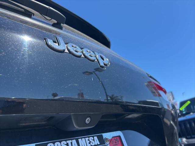 Photo of 2021 Diamond Black Crystal Pearlcoat Jeep Grand Cherokee L
