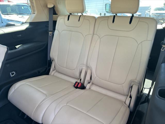 Photo of 2021 Diamond Black Crystal Pearlcoat Jeep Grand Cherokee L