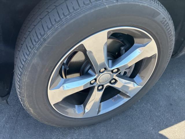 Photo of 2021 Diamond Black Crystal Pearlcoat Jeep Grand Cherokee L