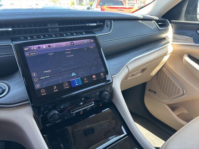 Photo of 2021 Diamond Black Crystal Pearlcoat Jeep Grand Cherokee L