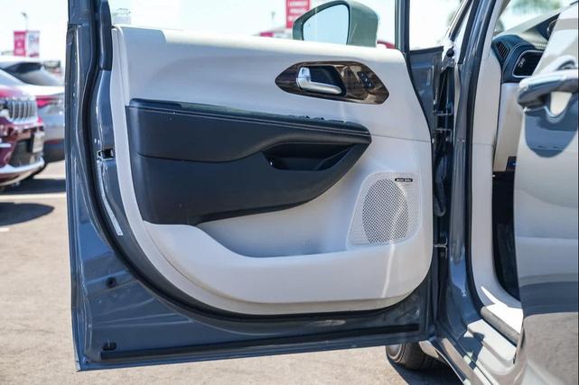 Photo of 2022 Ceramic Gray Clearcoat Chrysler Pacifica Hybrid