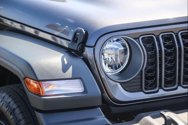 Photo of 2025 Gray Jeep Wrangler