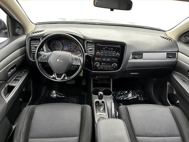 Photo of 2016 Mercury Gray Metallic Mitsubishi Outlander