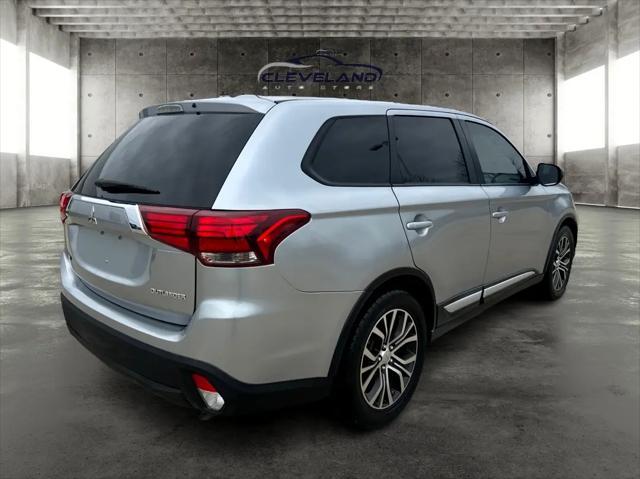 Photo of 2016 Mercury Gray Metallic Mitsubishi Outlander