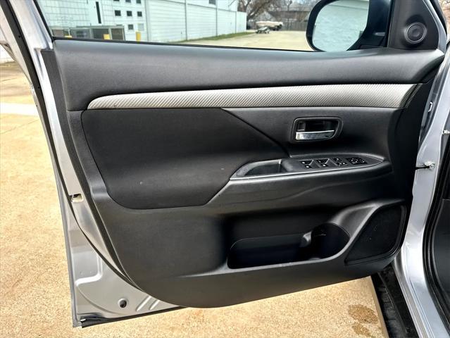 Photo of 2016 Mercury Gray Metallic Mitsubishi Outlander