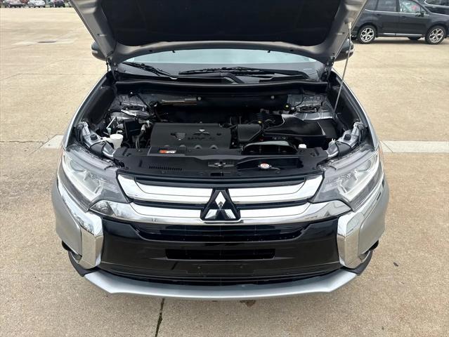 Photo of 2016 Mercury Gray Metallic Mitsubishi Outlander