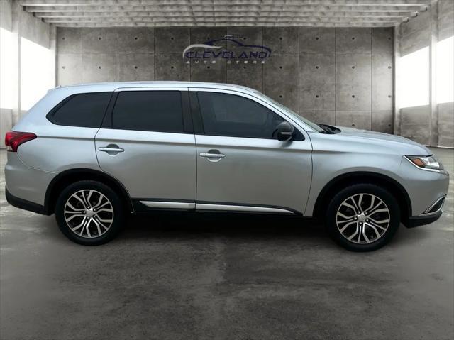 Photo of 2016 Mercury Gray Metallic Mitsubishi Outlander