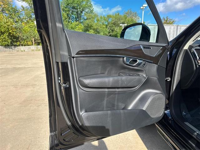 Photo of 2017 Onyx Black Metallic Volvo XC90