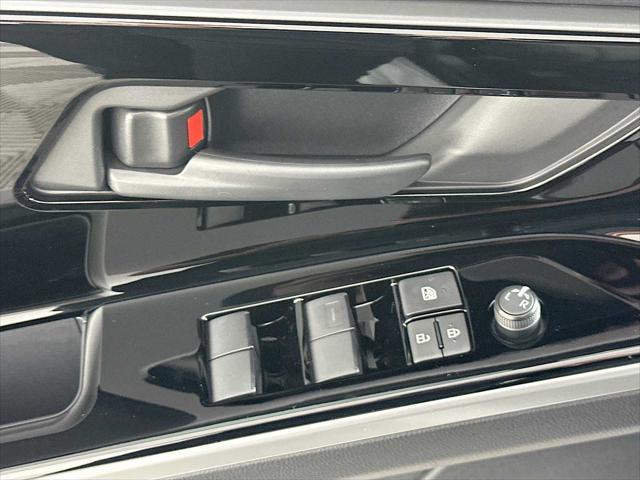 Photo of 2025 COSMIC WHT PRL Subaru Solterra