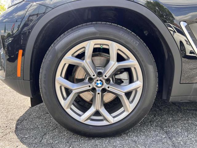 Photo of 2022 Jet Black BMW X4