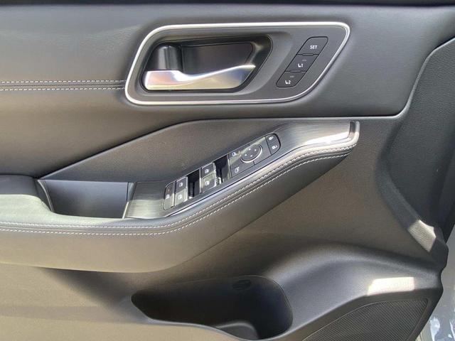 Photo of 2025 Boulder Gray Pearl/Super Black Nissan Rogue