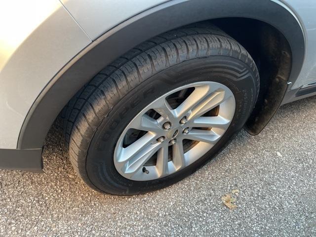 Photo of 2015 Ingot Silver Ford Explorer