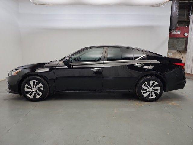 Photo of 2019 Super Black Nissan Altima