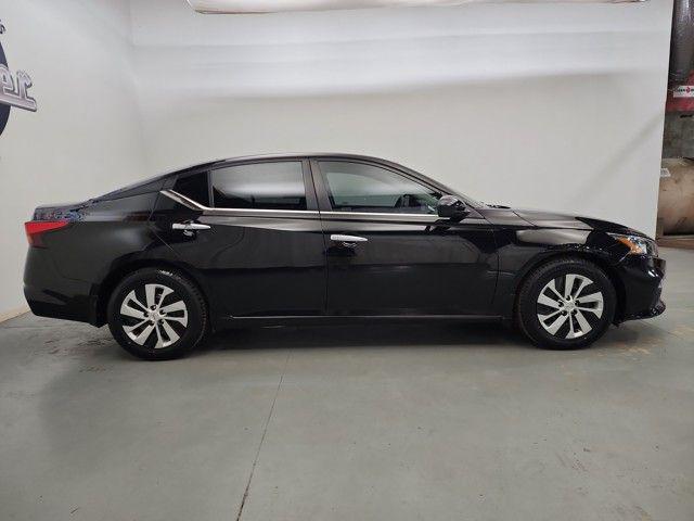 Photo of 2019 Super Black Nissan Altima