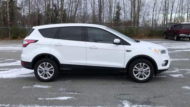 Photo of 2017 OXFORD WHITE Ford Escape