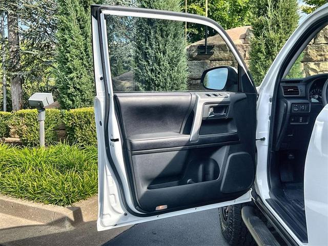 Photo of 2018 Super White Toyota 4Runner