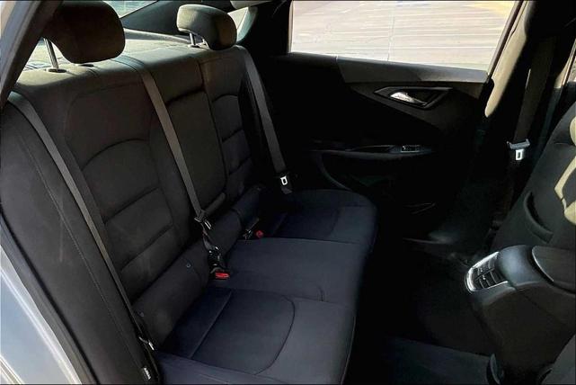 Photo of 2021 Silver Ice Metallic Chevrolet Malibu
