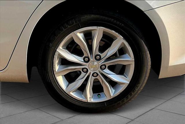 Photo of 2021 Silver Ice Metallic Chevrolet Malibu