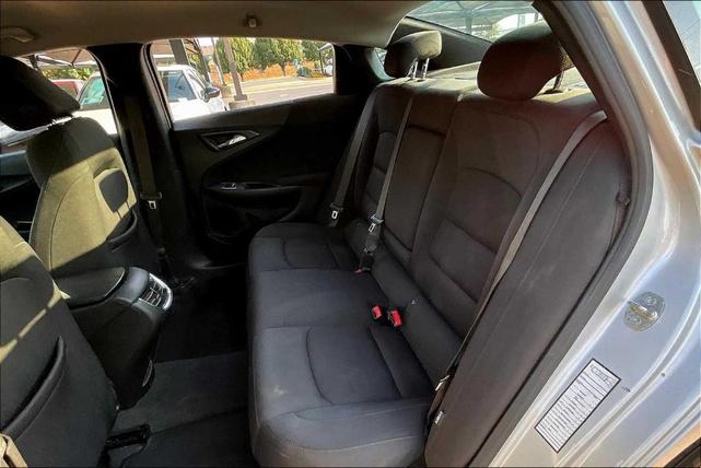 Photo of 2021 Silver Ice Metallic Chevrolet Malibu