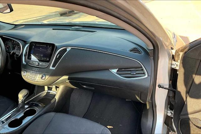 Photo of 2021 Silver Ice Metallic Chevrolet Malibu