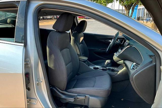 Photo of 2021 Silver Ice Metallic Chevrolet Malibu