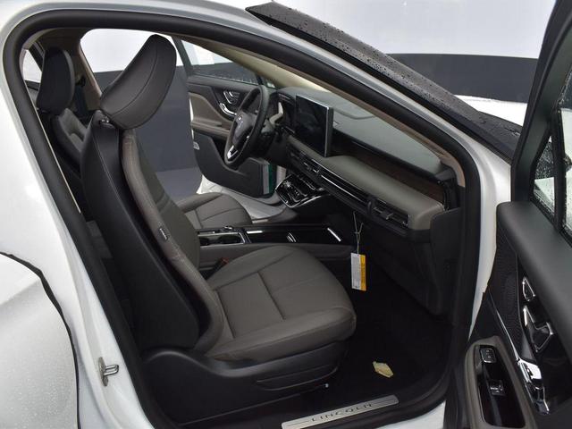 Photo of 2025 White Lincoln Corsair