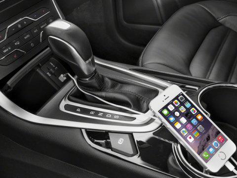 Photo of 2018 White Platinum Metallic Tri-Coat Ford Edge