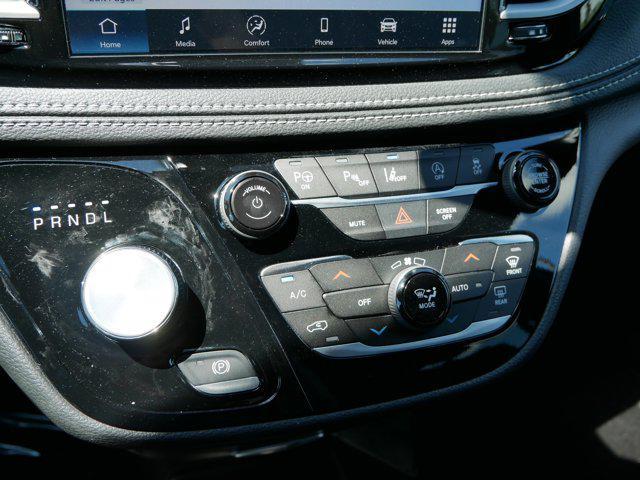 Photo of 2025 Diamond Black Crystal Pearlcoat Chrysler Pacifica