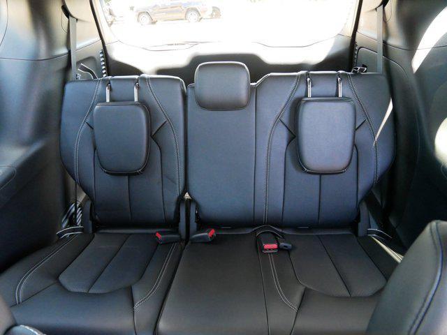 Photo of 2025 Diamond Black Crystal Pearlcoat Chrysler Pacifica