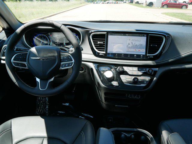 Photo of 2025 Diamond Black Crystal Pearlcoat Chrysler Pacifica