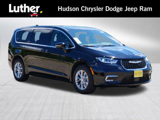 Photo of 2025 Diamond Black Crystal Pearlcoat Chrysler Pacifica