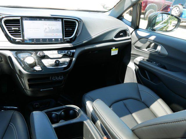 Photo of 2025 Diamond Black Crystal Pearlcoat Chrysler Pacifica