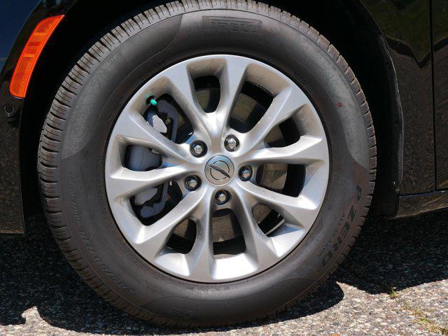 Photo of 2025 Diamond Black Crystal Pearlcoat Chrysler Pacifica