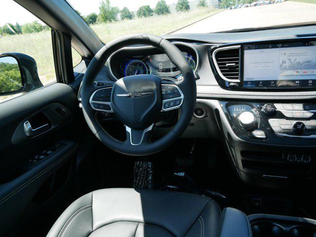 Photo of 2025 Diamond Black Crystal Pearlcoat Chrysler Pacifica