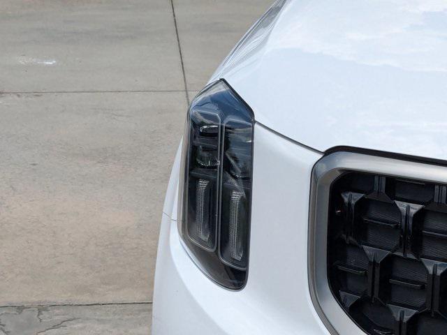 Photo of 2023 Glacial White Pearl Kia Telluride