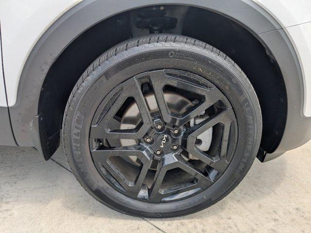 Photo of 2023 Glacial White Pearl Kia Telluride