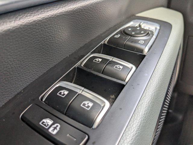Photo of 2023 Glacial White Pearl Kia Telluride