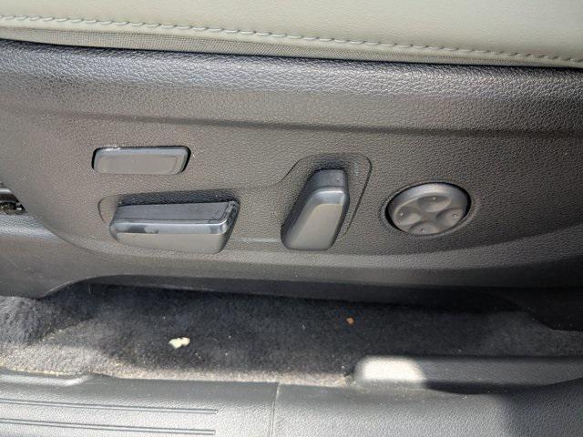 Photo of 2023 Glacial White Pearl Kia Telluride