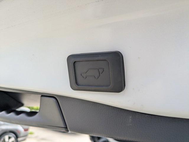 Photo of 2019 Super White Toyota RAV4