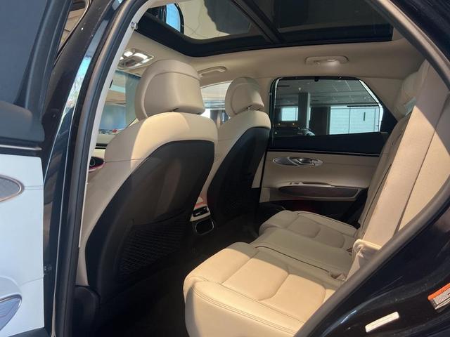 Photo of 2023 Vik Black Genesis GV70