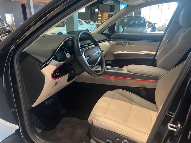 Photo of 2023 Vik Black Genesis GV70
