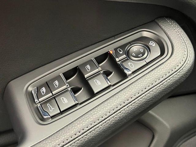 Photo of 2025 Gentian Blue Metallic Porsche Macan