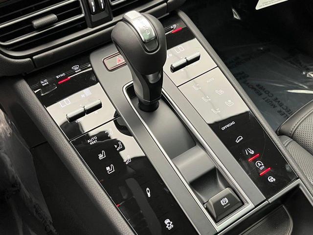 Photo of 2025 Gentian Blue Metallic Porsche Macan