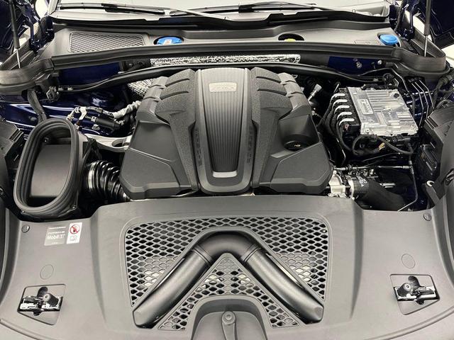Photo of 2025 Gentian Blue Metallic Porsche Macan