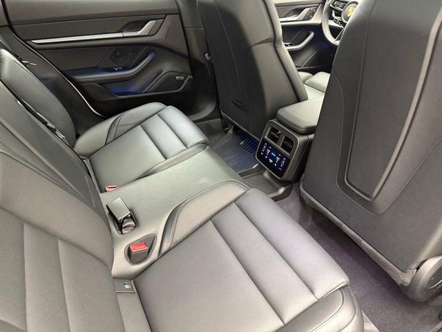 Photo of 2023 White Porsche Taycan