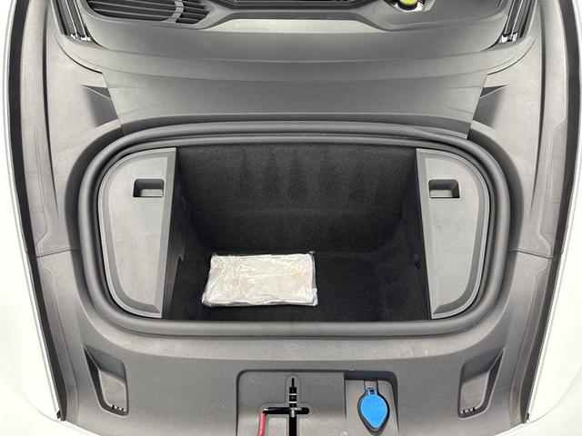 Photo of 2023 White Porsche Taycan