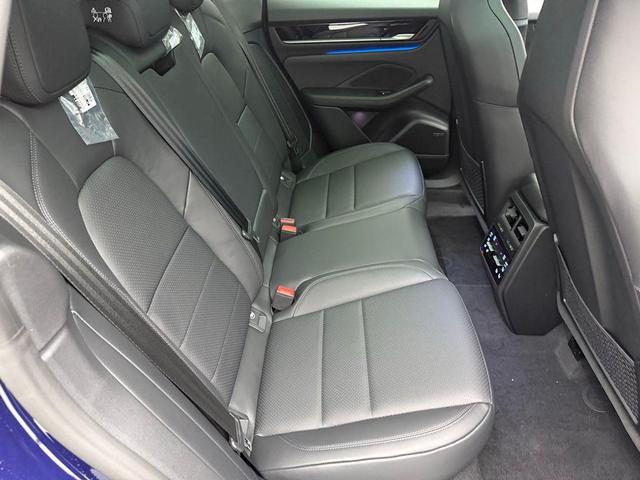 Photo of 2025 Gentian Blue Metallic Porsche Macan